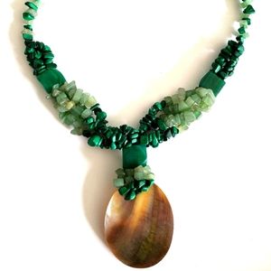 Mother pearl and jade stones necklace